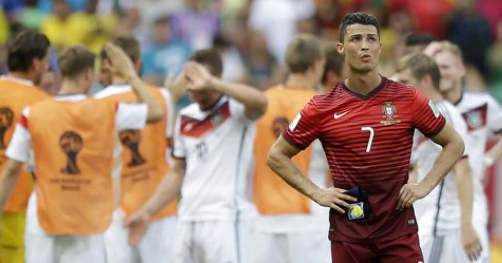 صورة توضح خيبة أمل رونالدو بعد الهزيمة القاسية أمام ألمانيا في 2014