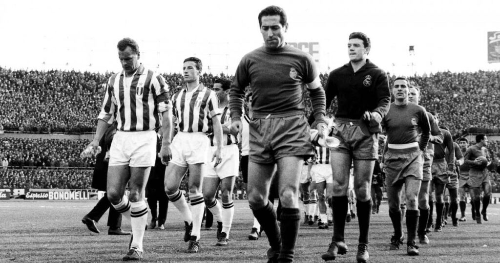 صورة من أول مباراة جمعت ريال مدريد ويوفنتوس في 1962