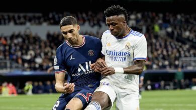 التحام بين فينيسيوس جونيور وأشرف حكيمي في مباراة ريال مدريد وباريس سان جيرمان